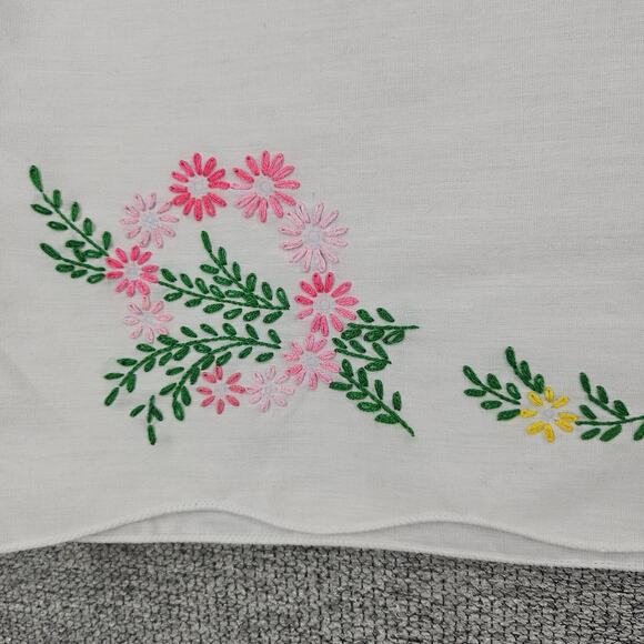VINTAGE WHITE PILLOWCASE – FLORAL CROSS-STITCH – SCALLOPED EDGE – BOUQUET DESIGN - Picture 5 of 7
